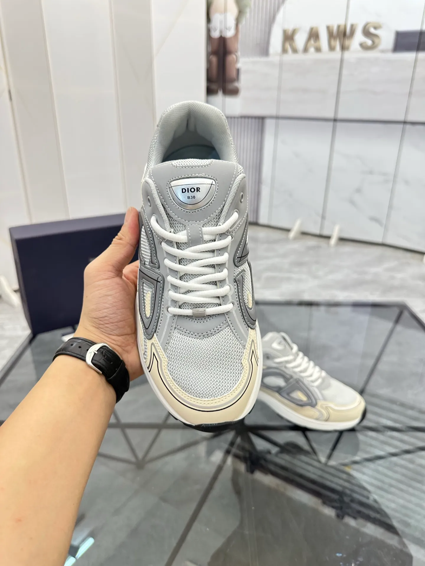Men's shoes: 💰P400¥ Available in Guangzhou Product trademark: Dior* "Dior*" low-top casual shoes Regular size: 35-46 (can be customized to 47) Couple style Product materials: Upper imported cowhide stitched with original fabric, breathable lining, ultra-light foam original outsole. No.: 007